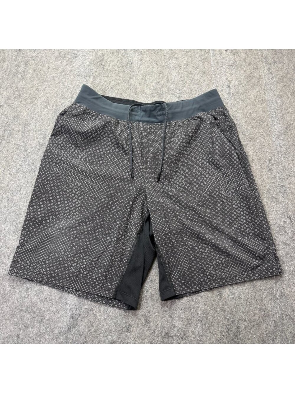 Lululemon T.H.E. Shorts Men M Black Geometric 9.5" Stretch Linerless